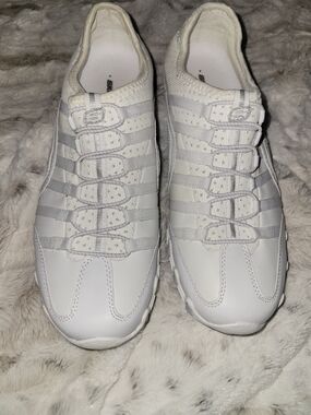 Skechers Women’s White Athletic Slip-On Sneakers 8.5